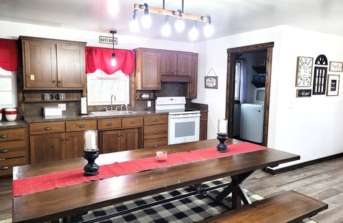 Jackson Otro | Charming Farmhouse Retreat with Hot Tub