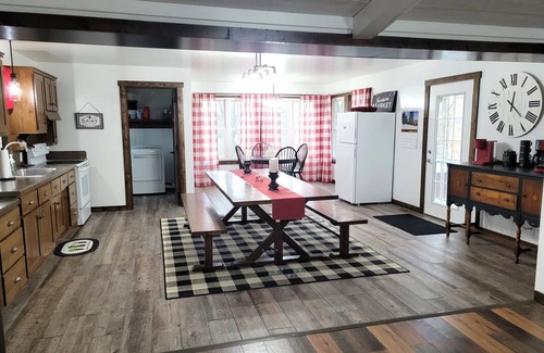 Jackson Otro | Charming Farmhouse Retreat with Hot Tub