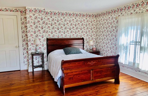 Worthington Otro | Charming Farmhouse - quiet, private & peaceful