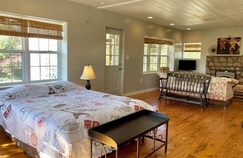 Harrison Otro | Charming farmhouse with AC, Wi-Fi, open concept for 4 people, serene Harrison
