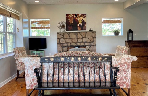 Harrison Otro | Charming farmhouse with AC, Wi-Fi, open concept for 4 people, serene Harrison