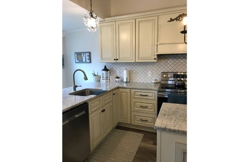 Eastview Otro | Charming Farmhouse with Lake Views - just 15 minutes from Elizabethtown