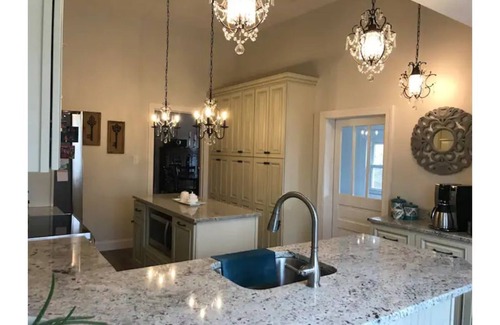 Eastview Otro | Charming Farmhouse with Lake Views - just 15 minutes from Elizabethtown