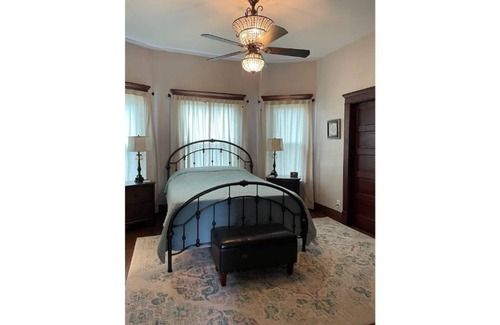 Eastview Otro | Charming Farmhouse with Lake Views - just 15 minutes from Elizabethtown