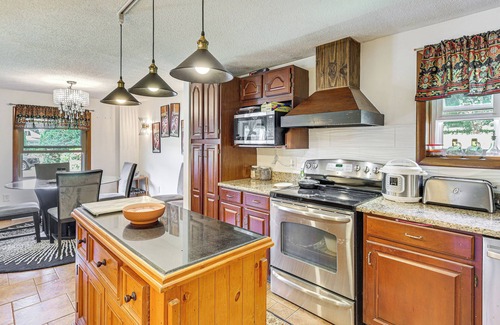 Farmington Casa | Charming Farmington Home ~ 5 Mi to UConn Health!