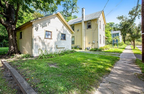 Hammondsport Apartamento | Charming First Floor Studio with Partial AC, WiFi, TV, and Electric Fireplace