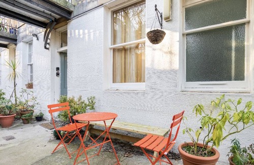 Stockbridge Apartamento | Charming flat in quiet cobbled street in Stockbridge facing the river with patio