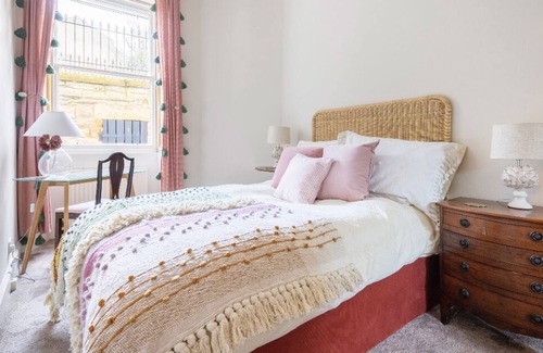 Stockbridge Apartamento | Charming flat in quiet cobbled street in Stockbridge facing the river with patio