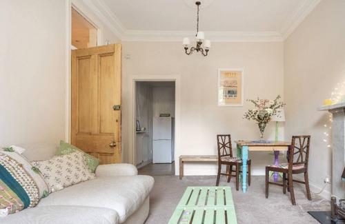 Stockbridge Apartamento | Charming flat in quiet cobbled street in Stockbridge facing the river with patio