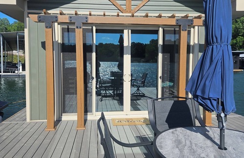 Jacksboro Alquiler De Eote | Charming floating home on Norris Lake with 2 bedrooms, 1 bath and free WiFi!