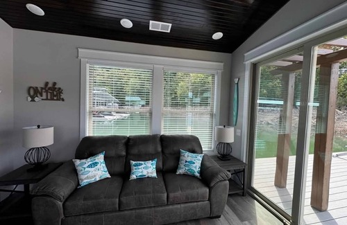 Jacksboro Alquiler De Eote | Charming floating home on Norris Lake with 2 bedrooms, 1 bath and free WiFi!