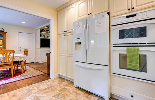 Flushing Township Cabaña | Charming Flushing Cottage w/ Deck + Spacious Yard!