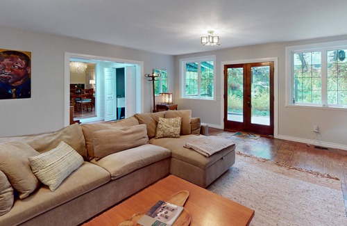 South Colby Casa | Charming forest cottage with gorgeous garden, fireplace & prime location