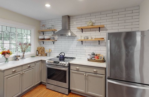 South Colby Casa | Charming forest cottage with gorgeous garden, fireplace & prime location