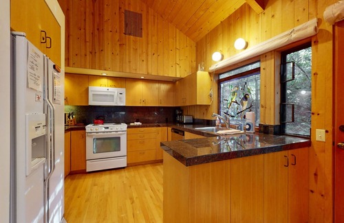 Sea Ranch Casa | casa de campo forestal encantadora w / Jacuzzi privado, sauna y chimenea! Compartida acceso a la piscina!