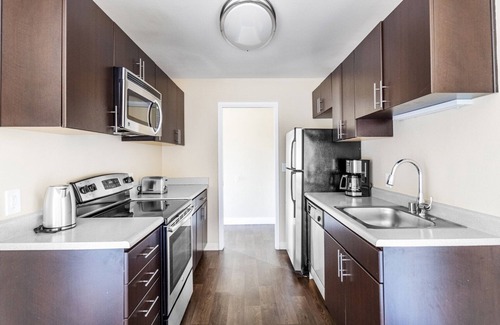 Foster City Apartamento | Charming Foster City 2BR w/ Gym, Pool, W/D, near highways, by Blueground