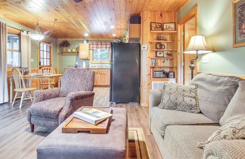 Whittier Cabaña | Charming 'fox Den' Cabin in Whittier w/ Hot Tub!