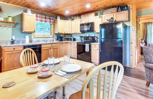 Whittier Cabaña | Charming 'fox Den' Cabin in Whittier w/ Hot Tub!