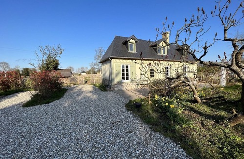Manneville-la-Raoult Casa | Charming restored Normandy farmhouse in a quiet location with swimming pool