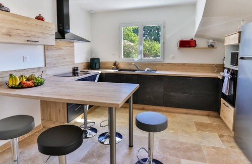 Saint-Etienne-du-Gres Casa | Charming new air-conditioned villa just 10 minutes from Les Baux de Provnce, a sure-fire favourite!