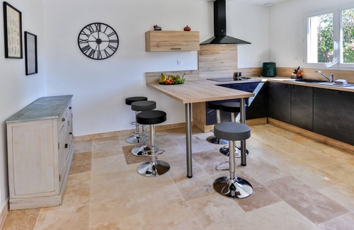Saint-Etienne-du-Gres Casa | Charming new air-conditioned villa just 10 minutes from Les Baux de Provnce, a sure-fire favourite!