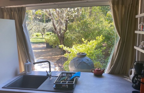 Saint-Etienne-du-Gres Apartamento | charming little mazet surrounded by nature