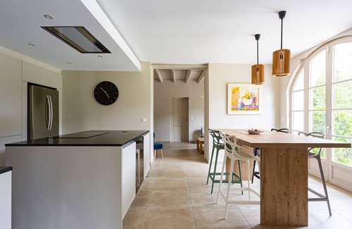 Saint-Etienne-du-Gres Casa | ¡Alquiler Vacacional en Saint-Étienne-du-Grès: Mas Renovado con Piscina!