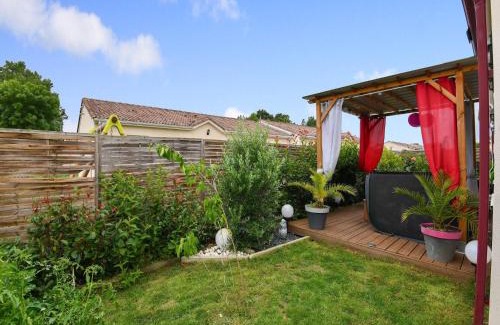 Saint-Medard-de-Guizieres Apartamento | Charming Countryside Stay