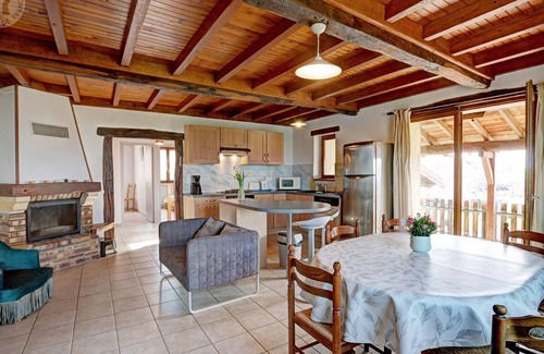 Saint-Medard-en-Forez Cabaña | Encantadora casa rural con chimenea, balcón y jardín en St-Médard-en-Forez