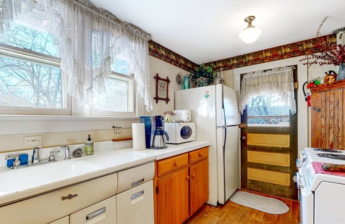 Eureka Springs Historic District Cabaña | Charming fully restored cottage with balcony, private hot tub, balcony & views