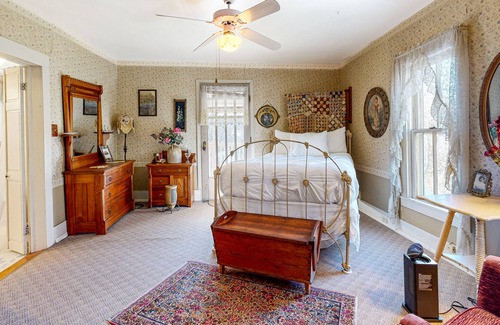 Eureka Springs Historic District Cabaña | Charming fully restored cottage with balcony, private hot tub, balcony & views