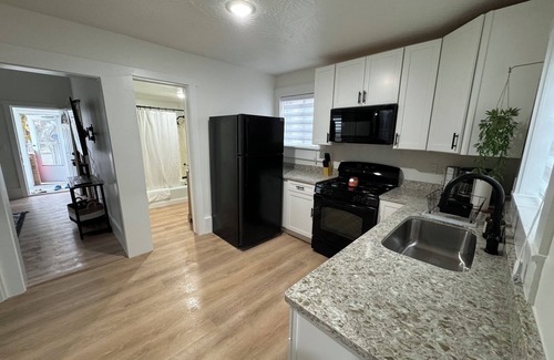 Evanston Casa | Charming fully remodeled 2-bedroom house with WiFi in Evanston