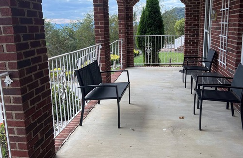 Burnt Chimney Casa | Charming furnished basement with kitchen and full bathroom in adorable Vinton