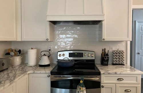 Cordova Casa | Charming furnished house in Cordova TN with WiFi, 2-car garage, jetted tub