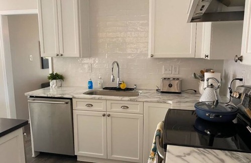 Cordova Casa | Charming furnished house in Cordova TN with WiFi, 2-car garage, jetted tub