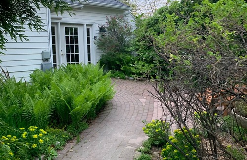 Ellison Bay Cabaña | Charming garden cottage downtown Ellison Bay walking distance to lake and shops