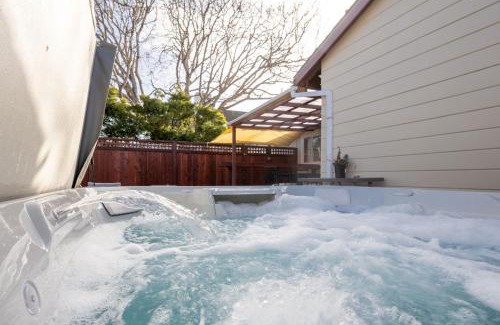 Half Moon Bay Casa | Charming Garden Cottage- steps to historic Old Town Half Moon Bay