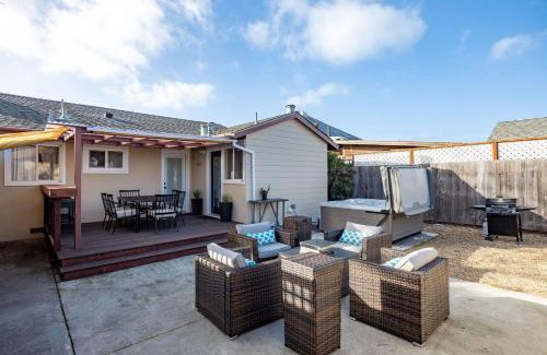 Half Moon Bay Casa | Charming Garden Cottage- steps to historic Old Town Half Moon Bay