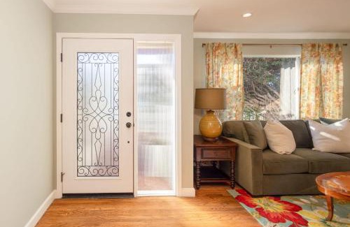 Half Moon Bay Casa | Charming Garden Cottage- steps to historic Old Town Half Moon Bay