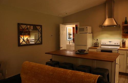 University Place Apartamento | Charming Garden Apartment