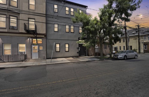 North Ironbound Apartamento | Charming Gem In Newark 3 Bedroom Apts by RedAwning
