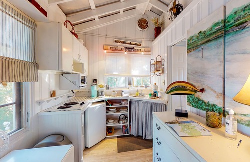 Saint Simons Island Apartamento | Charming Getaway w/ a Kitchenette & Free WiFi - Walk to the Beach
