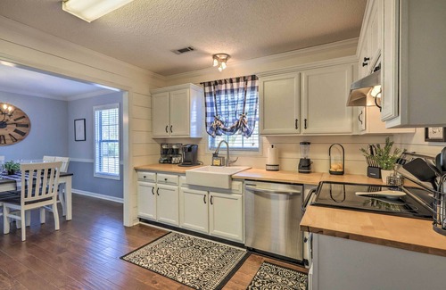 Newnan Casa | Charming Getaway w/ Grill: 2 Mi to Newnan Square!