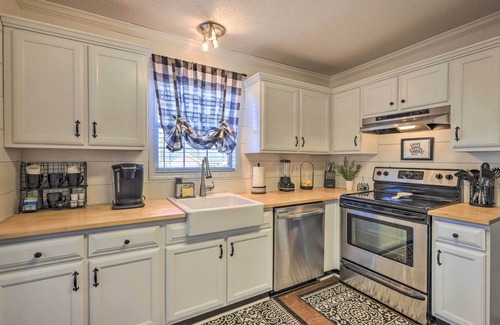 Newnan Casa | Charming Getaway w/ Grill: 2 Mi to Newnan Square!