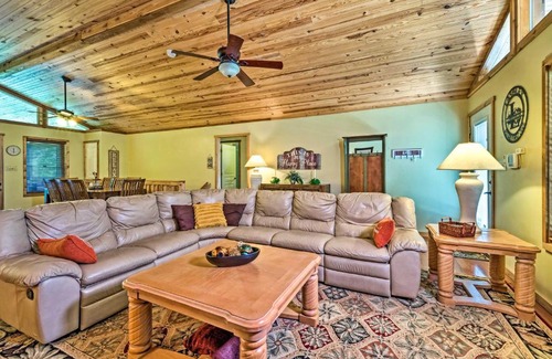 Albany Casa | Charming Getaway with Lake Cumberland Views!