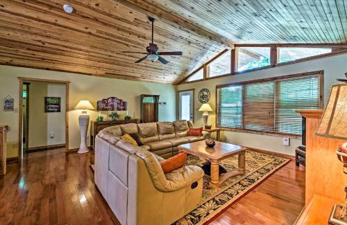 Albany Casa | Charming Getaway with Lake Cumberland Views!