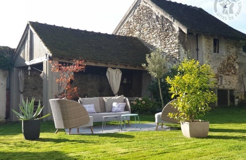 Neuilly-en-Vexin Casa | Charming gîte with garden and fireplace