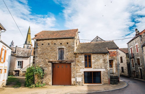 Nolay Casa | Casa rural con encanto en pueblo medieval a 1 minuto a pie de tiendas y restaurantes