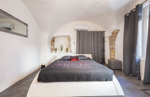 La Calmette Cama Y Desayuno | Charming gite with spa for lovers