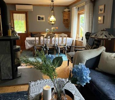 Sørvagen Casa | Charming golden cabin with breathtaking sea views